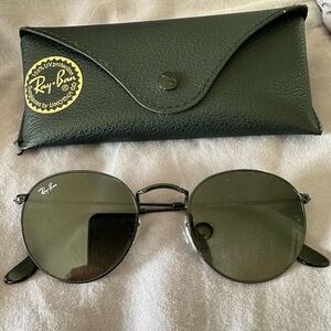 Women’s round all black Raybans